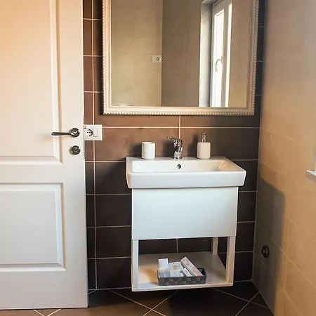 海岸别墅酒店 4* 地拉那